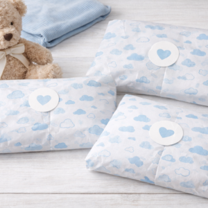 Pliego de papel seda nubes celeste para packaging infantil y envoltorio de regalos