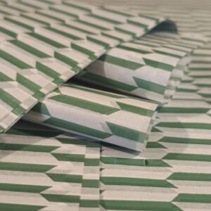 Pliego de papel seda óptico verde con diseño geométrico para packaging