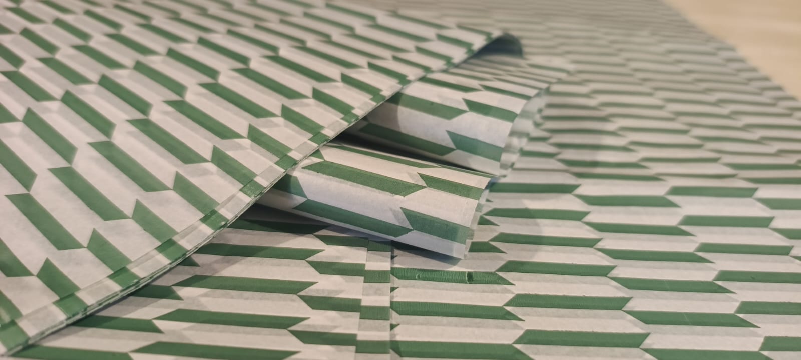 Pliego de papel seda óptico verde con diseño geométrico para packaging